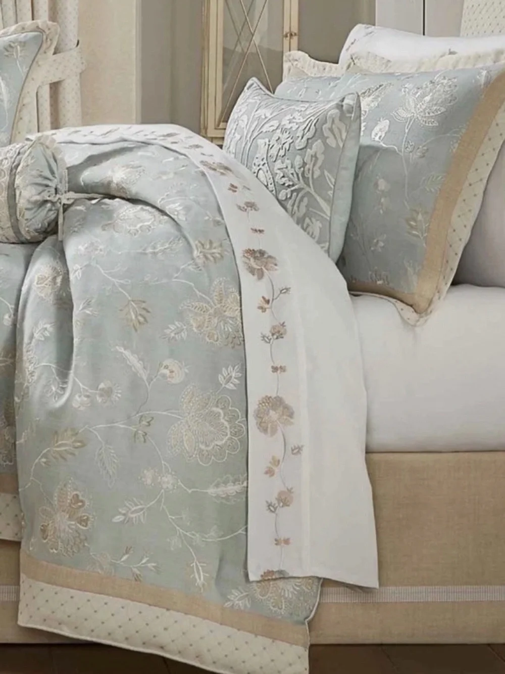 J. Queen New York Garden View Comforter Set - Queen NWT